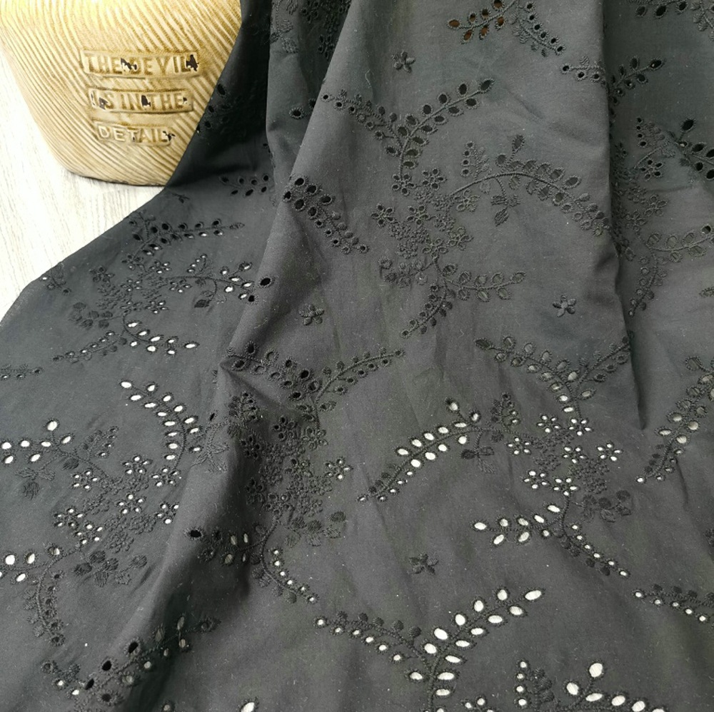 Sewing Eyelet Fabric - ผ้าลูกไม้ปักลายดอกไม้สีดำคุณภาพสูง ผ้าปักลายฉลุ 100% ผ้าฝ้าย สำหรับตัดเย็บเสื้อผ้า