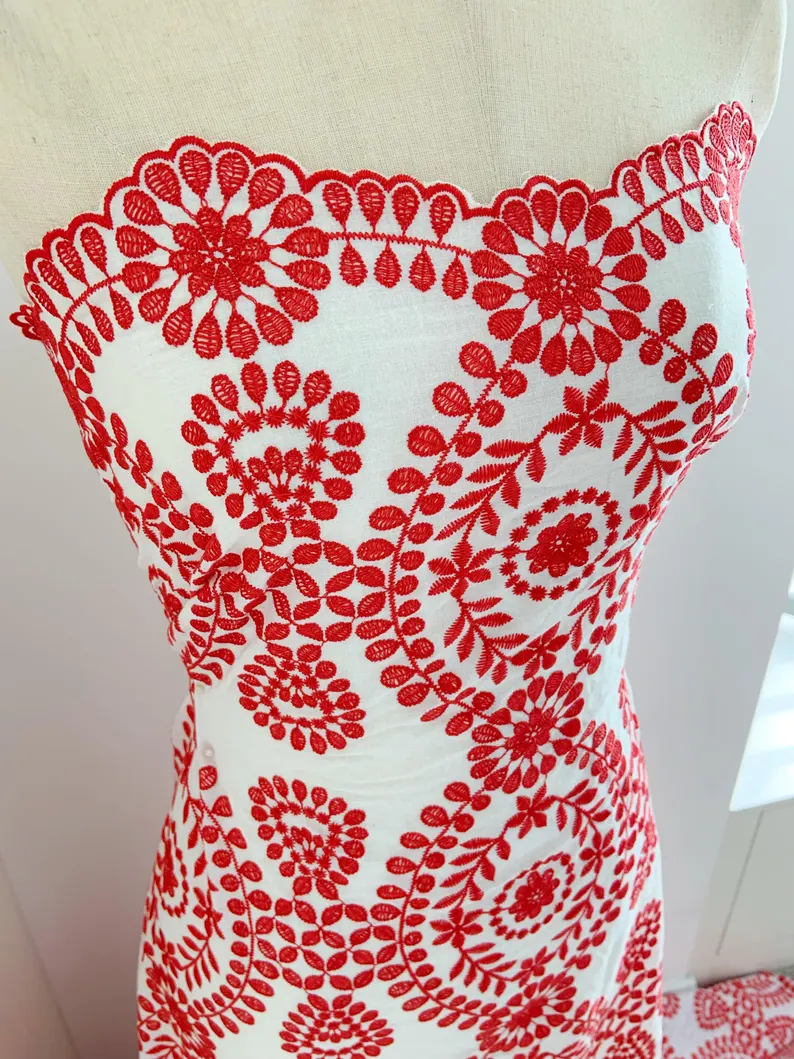 Sewing Eyelet Fabric - ผ้าลูกไม้ตาไก่ผ้าฝ้ายสีขาวพร้อมตาไก่ปักสีแดงพร้อมงานปัก Ditsy - สําหรับการตัดเย็บเสื้อผ้าและกระโปรง