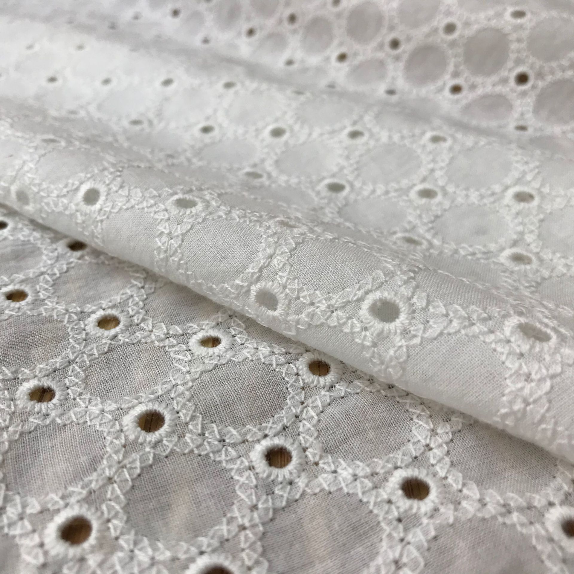 ผ้าเดนิมฝ้ายลายวงกลมเล็ก ปักลา - Sewing Eyelet Fabric บทวิจารณ์และราคา